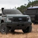 Ranger Super Duty verde parado na diagonal.