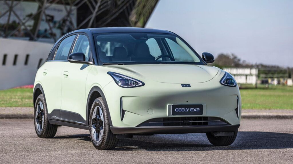 Geely EX2 verde parado  na diagonal.