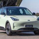 Geely EX2 verde parado na diagonal.