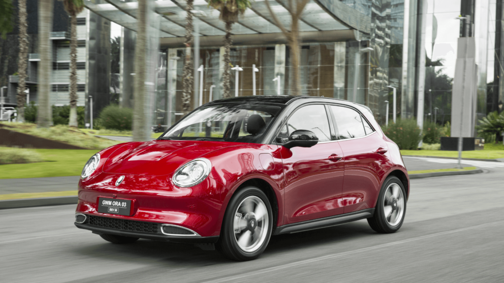 GWM Ora 03 vermelho em movimento na estrada.