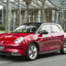 GWM Ora 03 vermelho em movimento na estrada.