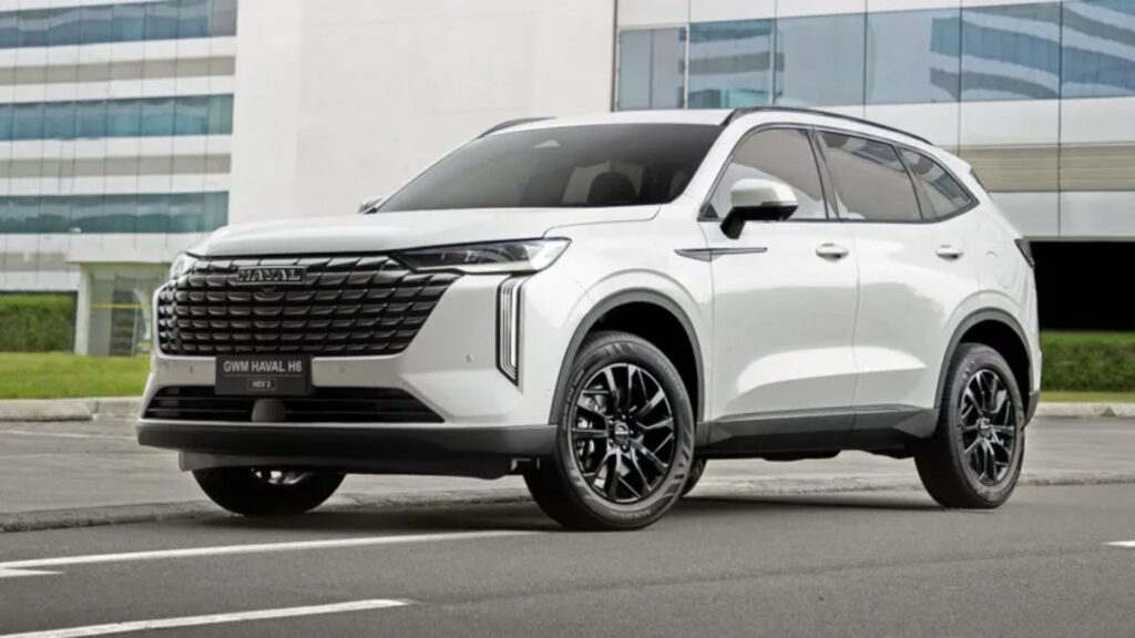 Haval H6 2026 azul parado na diagonal.