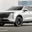 Haval H6 2026 azul parado na diagonal.