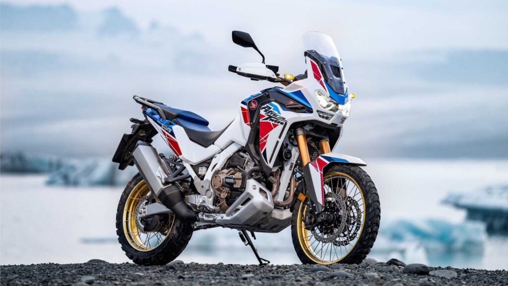 Honda Africa Twin 2026 branca parada na diagonal.