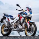 Honda Africa Twin 2026 branca parada na diagonal.