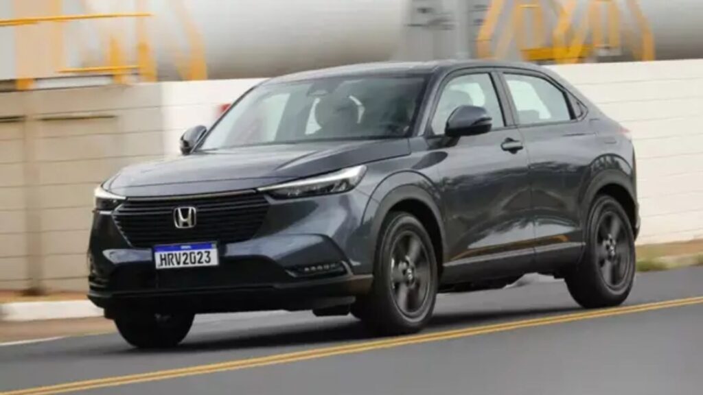 Honda HR-V cinza em movimento na estrada.