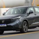 Honda HR-V cinza em movimento na estrada.