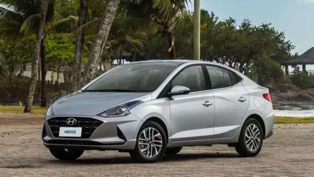 Hyundai HB20S Vision 1.6 2020 prata parado na diagonal.