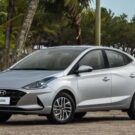 Hyundai HB20S Vision 1.6 2020 prata parado na diagonal.