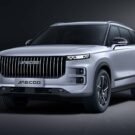 Jaecoo 7 branco parado na diagonal.