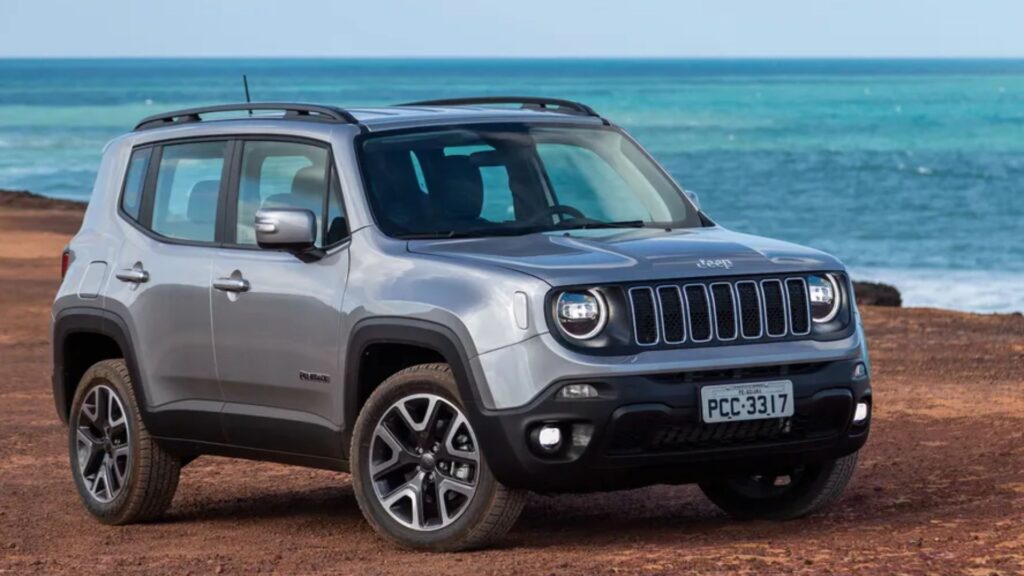 Jeep renegade cinza parado na diagonal.