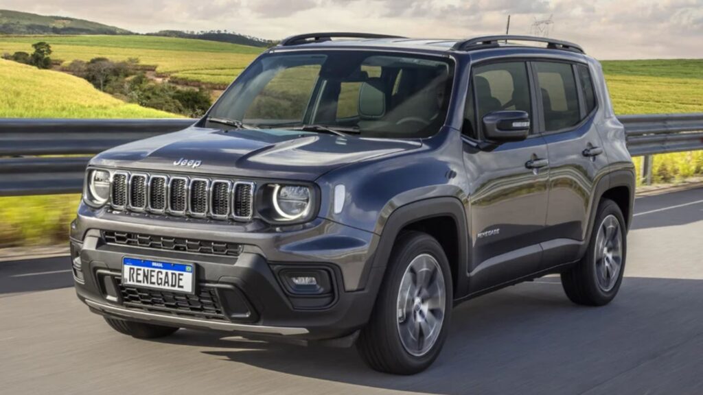 Jeep Renegade Altitude cinza em movimento na estrada.