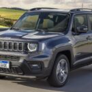Jeep Renegade Altitude cinza em movimento na estrada.