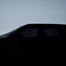 Lateral do Kia EV2 em um fundo branco.