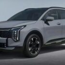 Kia Sportage cinza parado na diagonal.