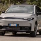 Leapmotor C10 cinza em movimento na estrada.