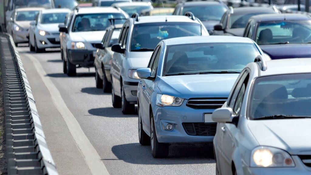 Carros parados no trânsito.