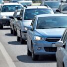 Carros parados no trânsito.