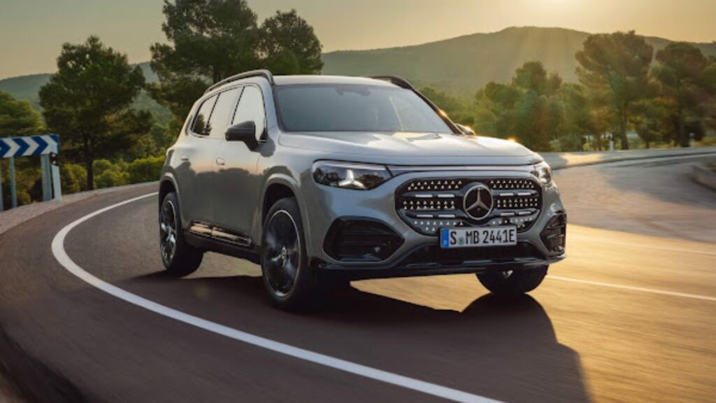 Mercedes-Benz GLB 2026 cinza em movimento na estrada.