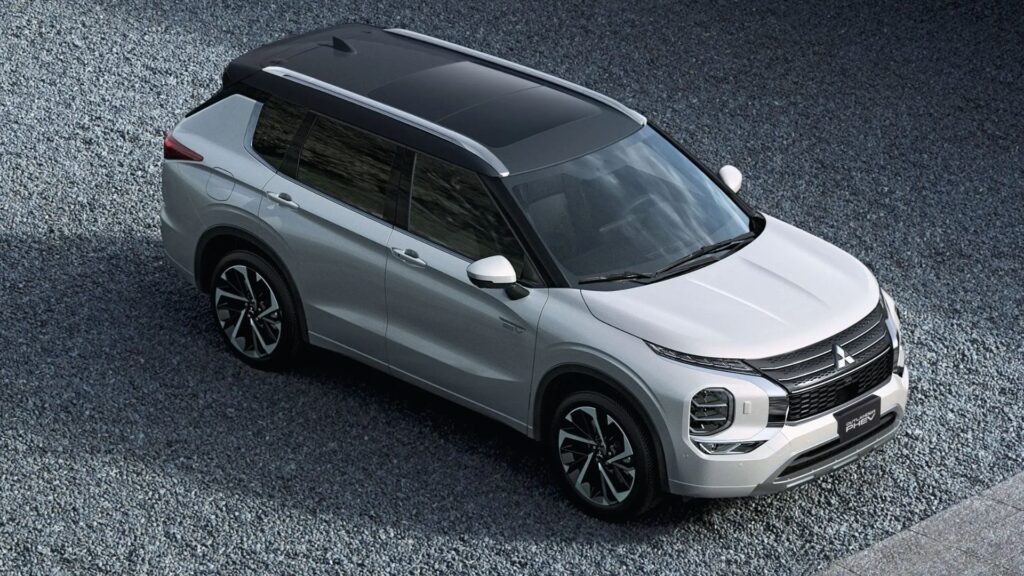 Mitsubishi Outlander parada na diagonal.