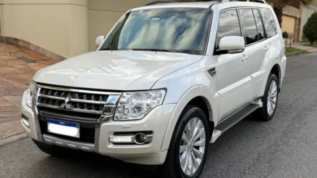 Mitsubishi Pajero branca parada na diagonal.