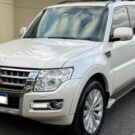 Mitsubishi Pajero branca parada na diagonal.