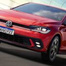 Volkswagen Polo 1.4 TSI vermelho de frente.
