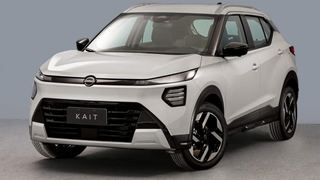 Nissan Kait branco parado na diagonal.