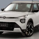 Nissan Kait branco parado na diagonal.