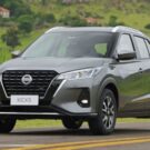 Nissan Kicks Play cinza parado no meio da estrada.