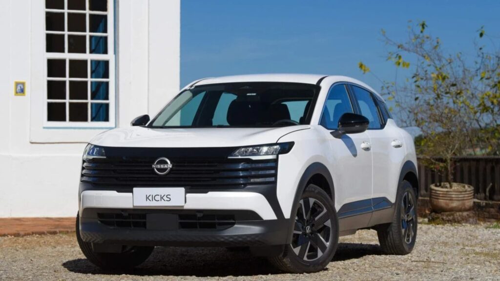Nissan Kicks branco parado na diagonal.