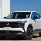 Nissan Kicks branco parado na diagonal.