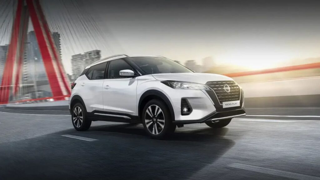 Kicks Play branco parado na diagonal.