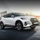 Kicks Play branco parado na diagonal.