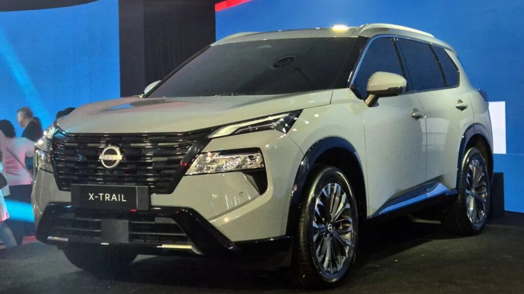 Nissan X-trail cinza.