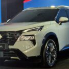 Nissan X-trail cinza.