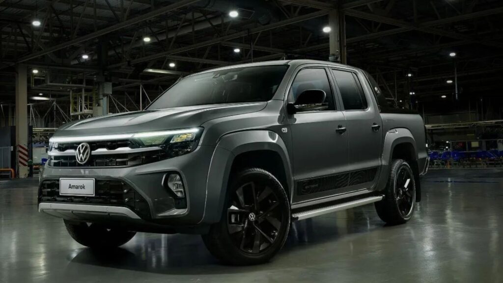 Amarok cinza parado na diagonal.