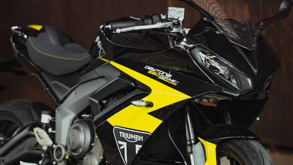  Daytona 660 2026 preta com amarelo.