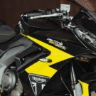 Daytona 660 2026 preta com amarelo.