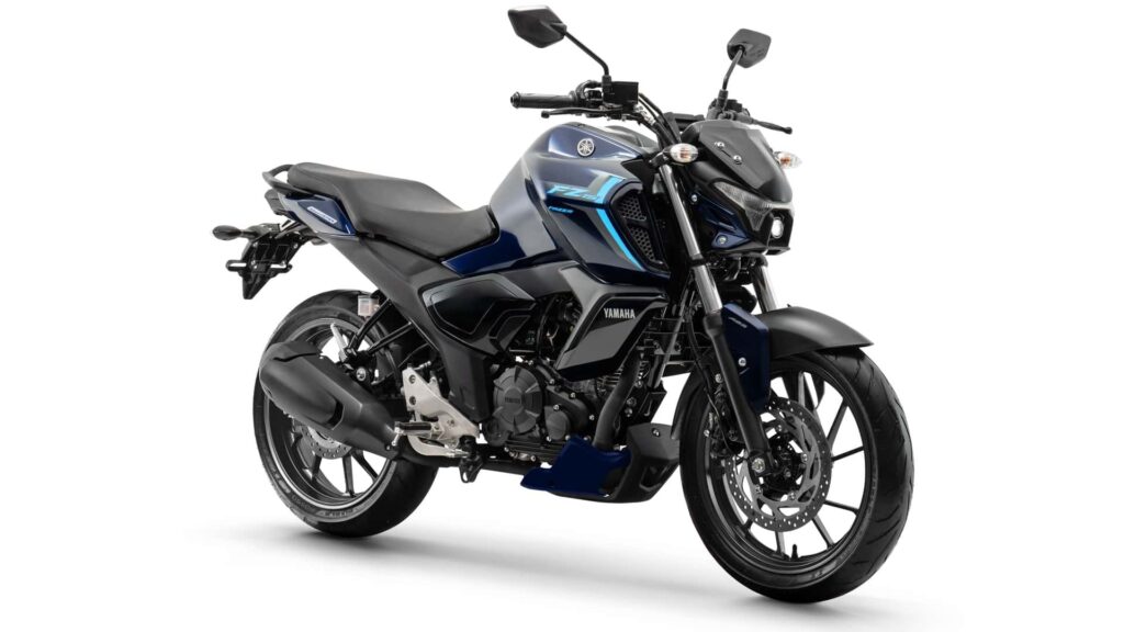 Fazer FZ15 2026 azul parada na diagonal em um fundo branco.