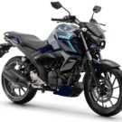 Fazer FZ15 2026 azul parada na diagonal em um fundo branco.