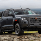 Nissan Frontier 2026 cinza parado na diagonal.