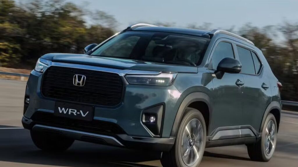Novo Honda WR-V azul em movimento na estrada.