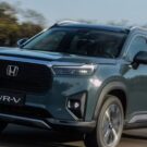 Novo Honda WR-V azul em movimento na estrada.