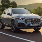 Mercedes-Benz GLB 2026 cinza fazendo uma curva.