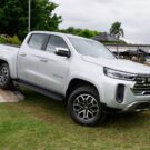 Ram Dakota 2026 prata parado na diagonal.