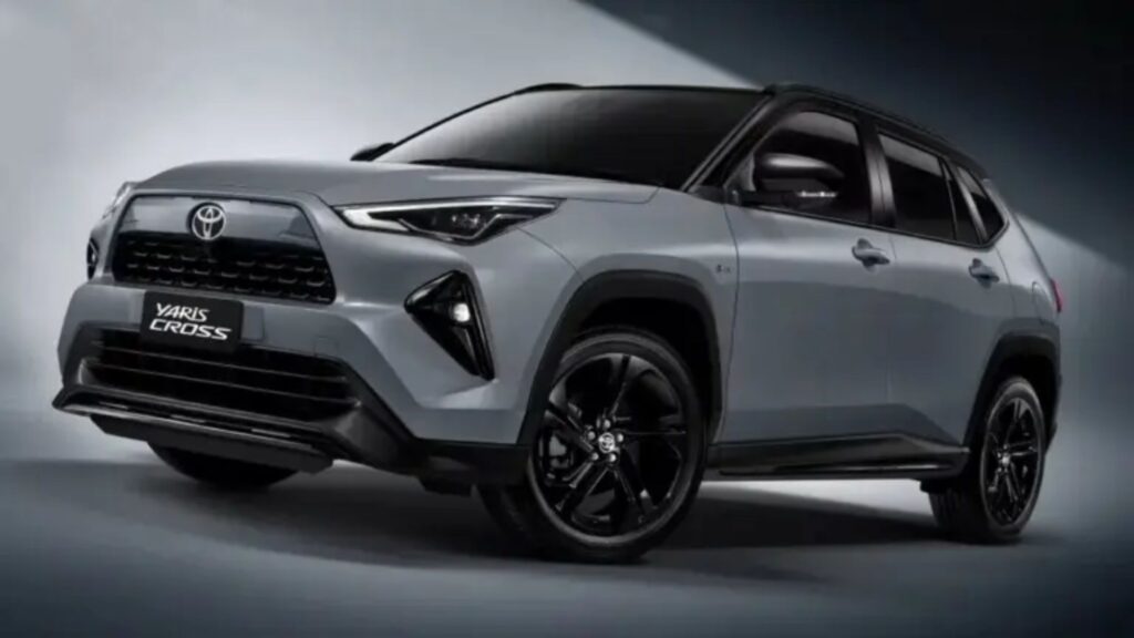 Toyota Yaris Cross cinza parado na diagonal.