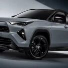 Toyota Yaris Cross cinza parado na diagonal.