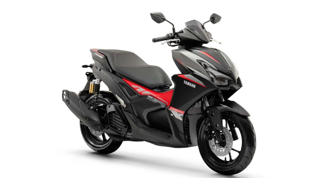 Aerox 160 preto parado na diagonal no fundo branco.