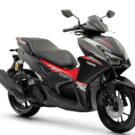 Aerox 160 preto parado na diagonal no fundo branco.